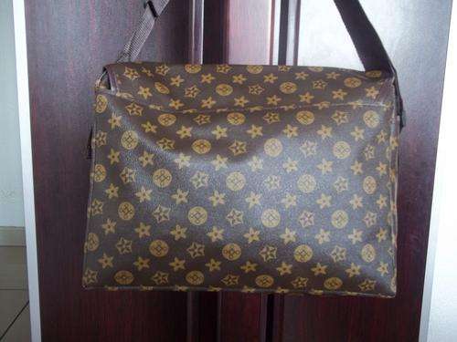 Gorgeous ladies designer style sling bag in BROWN. Trendy and fashionable.