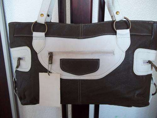 WOW! GORGEOUS NEW ARRIVALS*Stunning 100%  Genuine leather  Hand Bag . A great buy!.