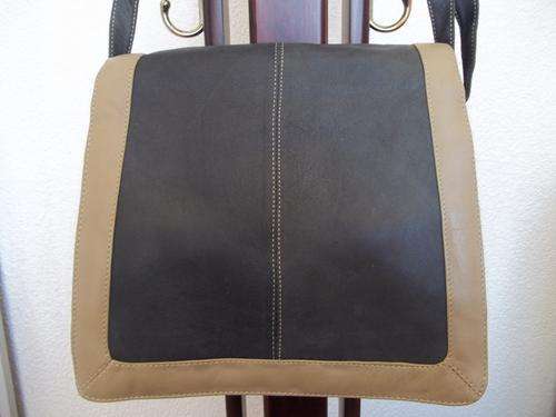 *NEW ARRIVALS***Stunning 100%  Genuine leather  Hand Bag in BLACK. A great buy!.