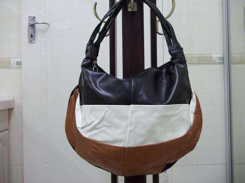 **Beautiful ladies Soft leather look hand bag in 3 COLOURS!. Great everyday hand bag.