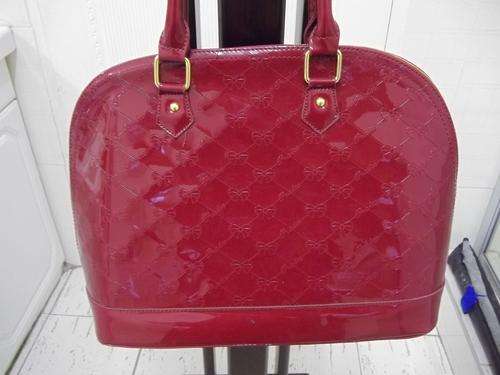 **DESIGNER STYLE ladies hand bag in DEEP RED. Trendy and fashionable. A great Buy!