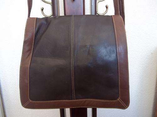 *NEW ARRIVALS***Stunning 100%  Genuine leather  Hand Bag in  BLACK. A great buy!.