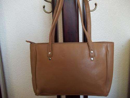 *NEW ARRIVALS***Stunning 100%  Genuine leather  Hand Bag in TAN. A Great buy!!