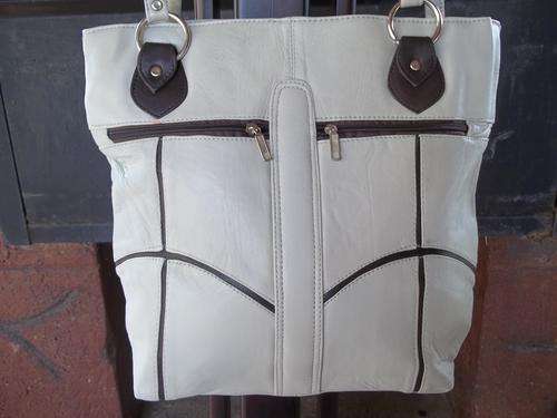 *** NEW ARRIVALS***Stunning 100%  Genuine leather Hand Bag in OFF WHITE & BLACK . A great buy!.