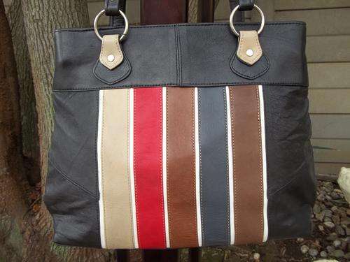 *** NEW ARRIVALS***Stunning 100%  Genuine leather Hand Bag in BLACK. A great buy!.