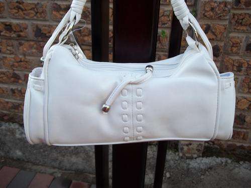 **Beautiful ladies Soft leather look hand bag in WHITE!. Great everyday hand bag.