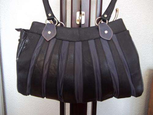 *NEW ARRIVALS***Stunning 100%  Genuine leather  Hand Bag in  BLACK & GREY . A great buy!.