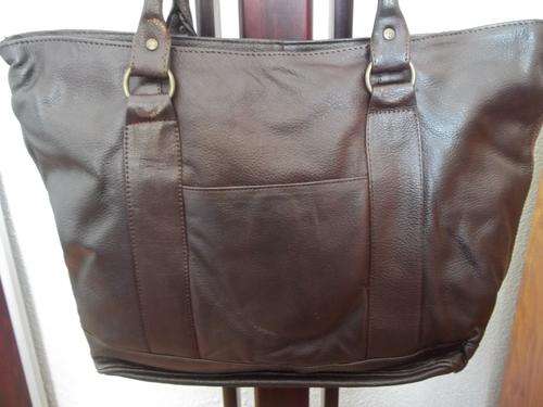 *NEW ARRIVALS***Stunning 100%  Genuine leather LARGE/TRAVEL/  Hand Bag in  BROWN. A great buy!.