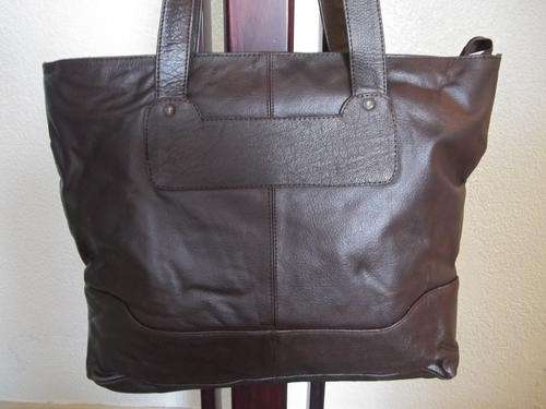 *LATE ENTRY***Stunning 100%  Genuine leather LARGE/TRAVEL/  Hand Bag in  BROWN. A great buy!.