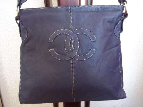 ***Only One!***Stunning 100%  Genuine leather  Hand Bag in NAVY BLUE. A great buy!.