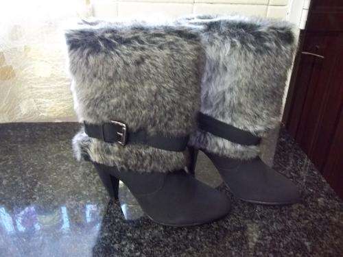 Beautiful ladies Suede and Fur  BOOTS, A must have for this winter, BLACK COLOR- SIZES 6