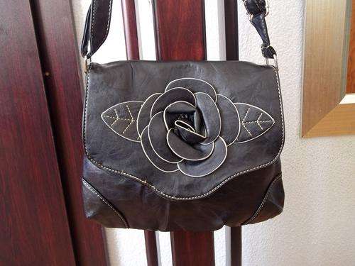 **Stunning Ladies faux leather Bag in BLACK.  A Great buy! Great Quality!