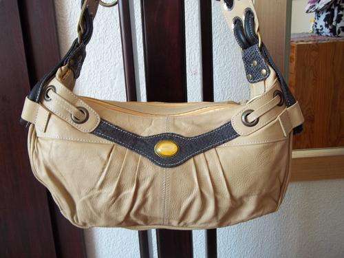 ***NEW ARRIVALS***Stunning Real Leather Hand Bag in CREAM. A great buy!.Great quality