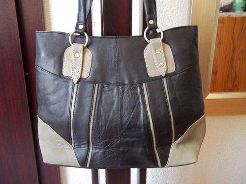 ONLY ONE* GORGEOUS NEW ARRIVALS***Stunning REAL leather Hand Bag in BLACK . A great buy!.