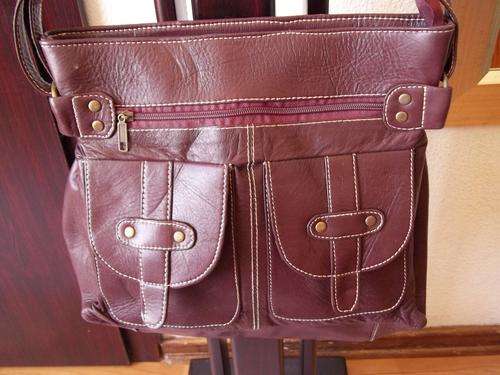 ONLY ONE* GORGEOUS NEW ARRIVALS***Stunning REAL leather Hand Bag in BURGUNDY . A great buy!.