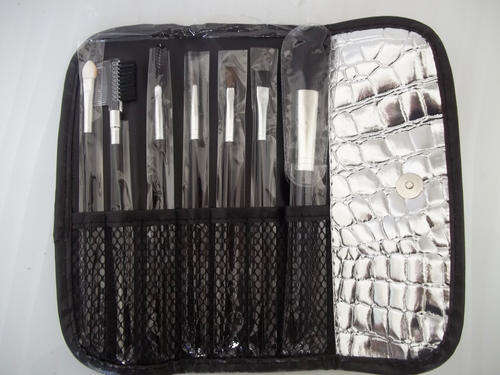 8 PIECE PROFESSIONAL MAKE UP BRUSH SET IN ROLL UP POUCH, GREAT ACCESSORY FOR ALL LADIES!