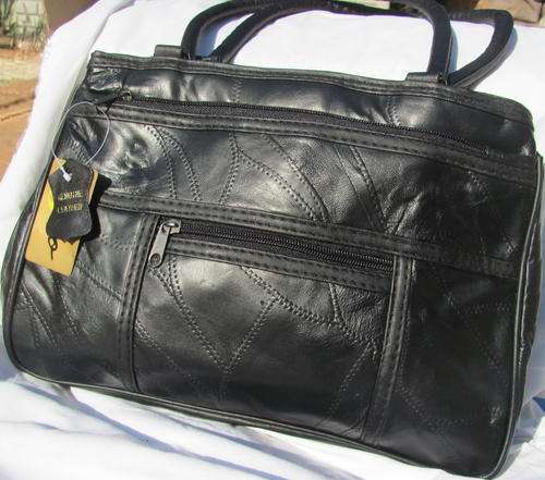 Stunning 100% REAL LEATHER HAND BAG in Black- Great quality, great Buy!