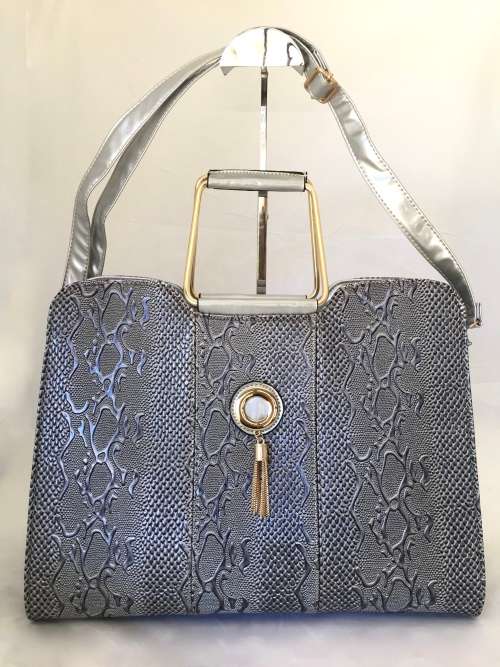 **ONLY ONE**Elegant Faux Snake leather bag in Grey-step out in style!