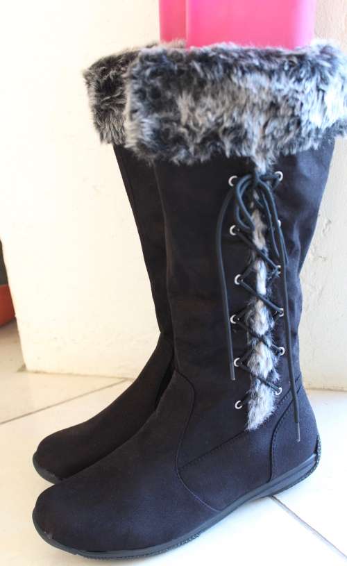 Luxury women's soft Fur-Trim Boots in Black-available in size8 - Gorgeous!
