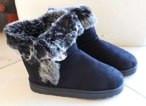 **LATE ENTRY**Luxury women's soft Fur-Trim Boots in Black-available in size5 - Gorgeous!