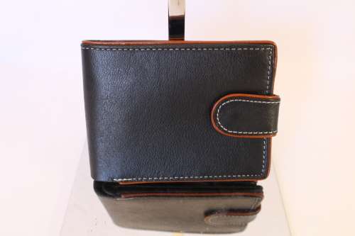 **LATE ENTRY**Stunning  MENS Genuine LEATHER WALLET in Black with brown trim-Excellent Quality!
