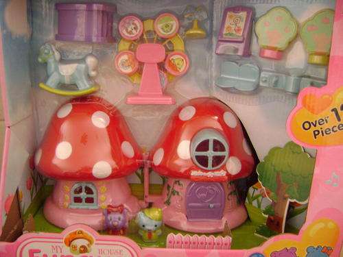 Beautiful "MY FUGUS " Mushroom Doll house with over 12 PLAY PIECES!!!