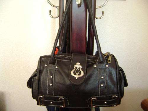 Beautiful ladies Soft leather look bag in Black. Look great anytime