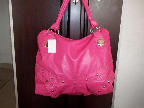 Beautiful designer style ladies LARGE Soft leather look hand bag in PINK !. Look great anytime