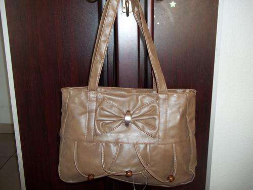 Beautiful designer style ladies Soft leather look hand bag inTAN BROWN!. Look great anytime