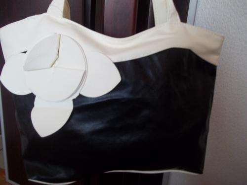 Beautiful designer style ladies Soft leather look hand bag in BLACK & WHITE! Great everyday bag.