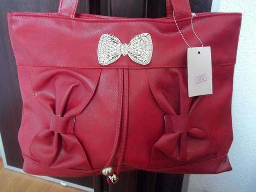 Beautiful designer style ladies Soft leather look hand bag in RED!. Look great anytime