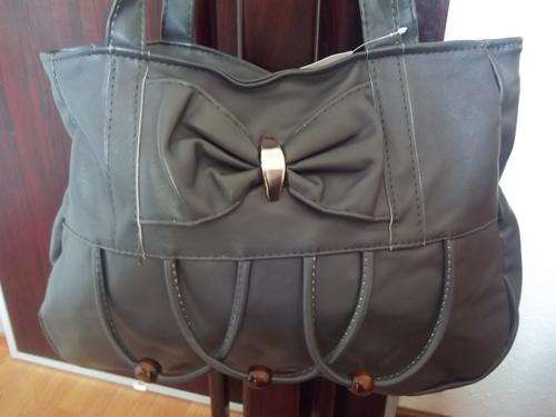 Beautiful designer style ladies Soft leather look hand bag in GREY!. Look great anytime