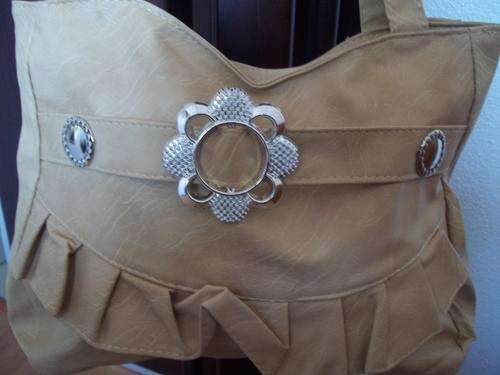 Beautiful designer style ladies Soft leather look hand bag in CREAM!. Look great anytime