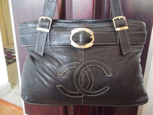 **LAST ONE**stunning 100%  Genuine leather  Hand Bag in  BLACK. Great modern style, made to last!