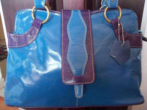 **Stunning*** 100%  Genuine leather  Hand Bag in Gorgeous BLUE. Great modern style, made to last!