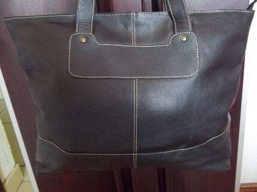 **ONLY ONE**stunning 100%  Genuine leather LARGE TRAVEL/HAND Bag in BLACK. TRAVEL IN STYLE!