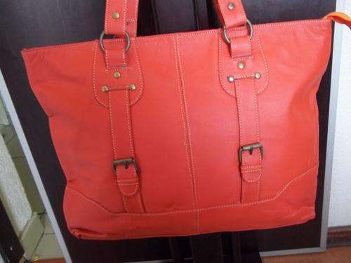 LAST 1**stunning** 100%  Genuine leather LARGE TRAVEL/HAND Bag in BURNT ORANGE. TRAVEL IN STYLE!