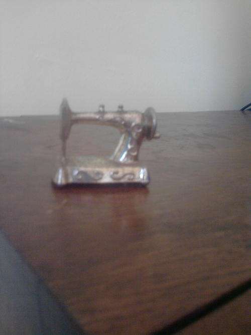 klein naaldwerk masjien [speelding]