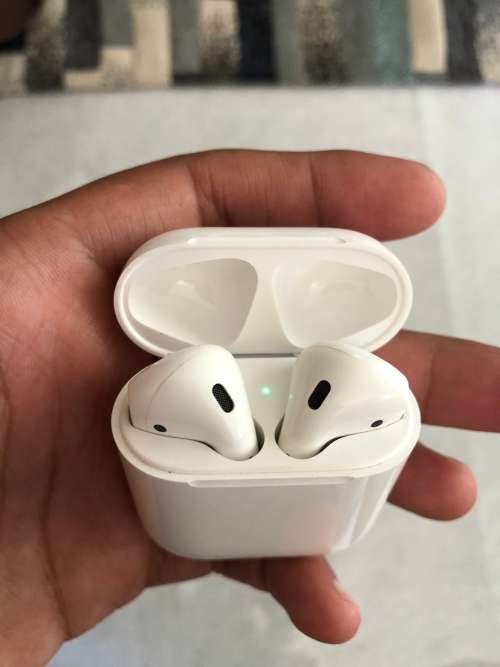 Apple AirPods With Wireless Charging Pod