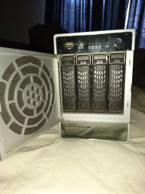 Netgear ReadyNAS NV2+ Network Storage: 4 Bay Hot Swappable drives (4 x 2Tb Seagate HDD's included)