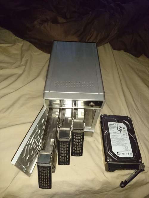 Netgear ReadyNAS NV2+ Network Storage: 4 Bay Hot Swappable drives (4 x 2Tb Seagate HDD's included)