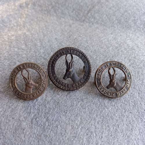 SADF `EENDRAG MAAK MAG / UNITY IS STRENGTH` CAP AND LAPEL BADGES. 3 PIECE SET.