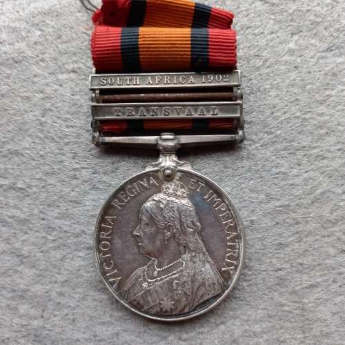 1 X FULL SIZE BOER WAR MEDAL. AWARDED TO TPR. G.W. DEMMER No. 1729. STEINAECKER`S H. WITH RIBBON