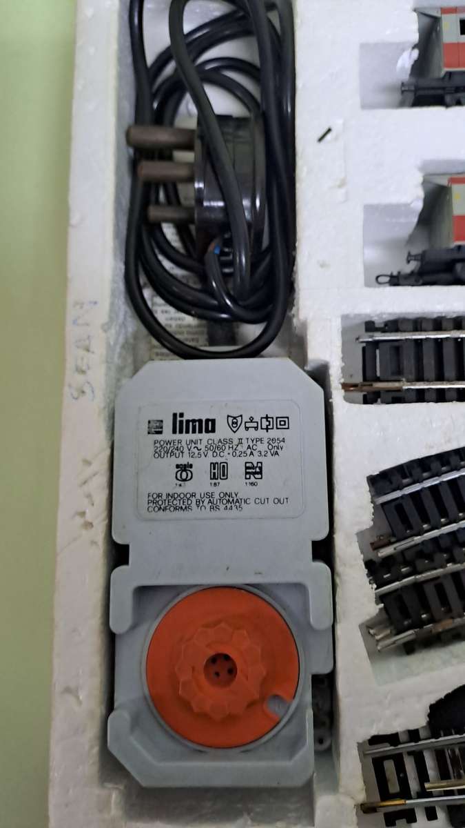 LIMA Shunter Train Set (Locomotive with 3 coaches) BOXED