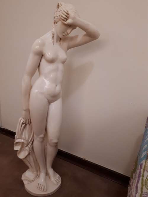 Lady Statuette - Le Ron