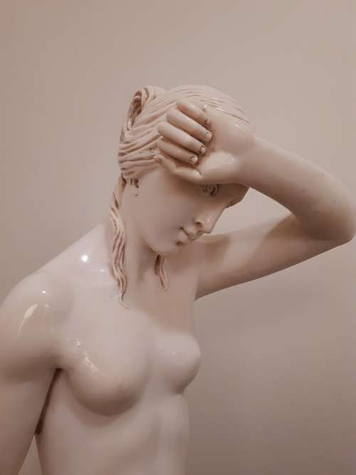 Lady Statuette - Le Ron