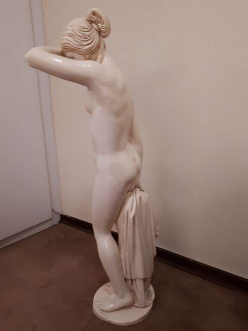 Lady Statuette - Le Ron