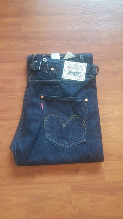 Authentic LEVI'S 201 Denims - Size 32/34