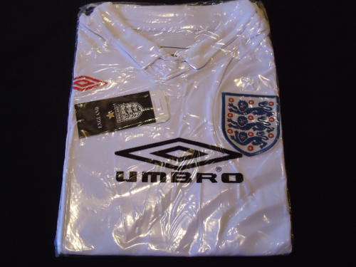 UMBRO ENGLAND 2010 Kit - Medium Slim Fit