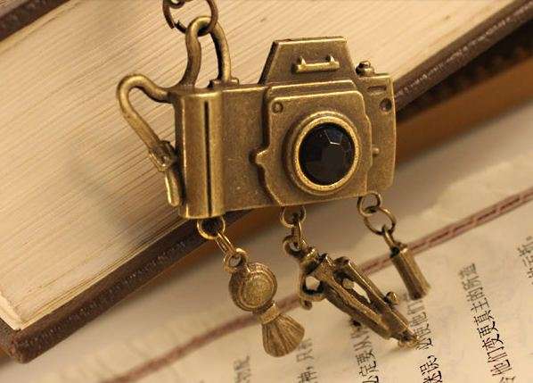 IMPORTED STOCK! Trendy ***TRINKET CAM*** Necklace/Sweater Chain!